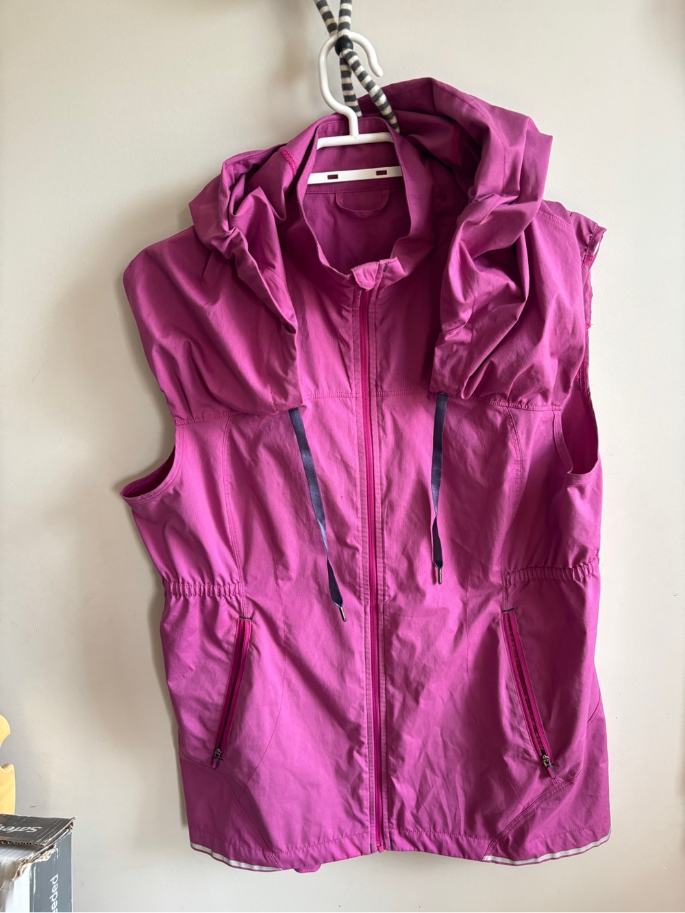 lululemon athletica magenta sleeveless hooded vest
